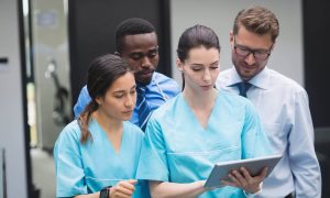 a importância do treinamento de equipes em ambientes de saúde